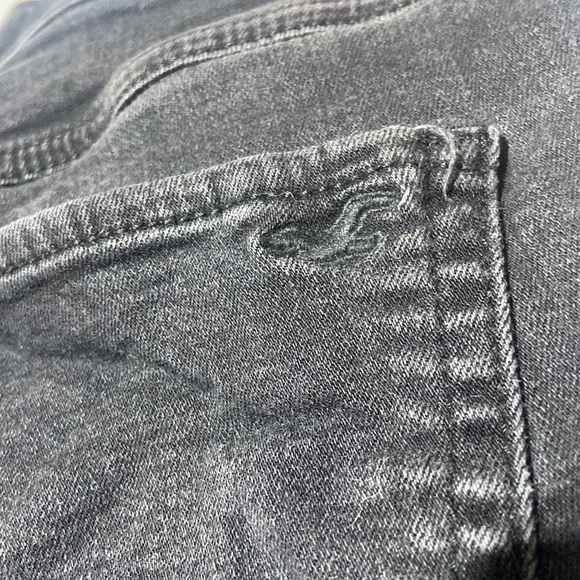 HOLLISTER ULTRA HIGH-RISE BLACK VINTAGE RELAXED DENIM MOM SHORT (7) - Picture 5 of 6